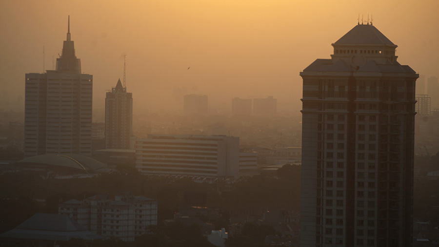 Suasana gedung diselimuti kabut polusi saat sore hari di Jakarta, Kamis (24/8/2023). (Bloomberg Technoz/ Andrean Kristianto)