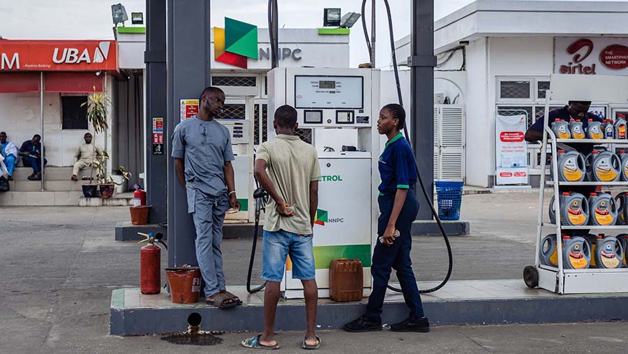Petugas mengisi BBM ke jeriken di SPBU Nigerian National Petroleum Company (NNPC) di Lagos, Nigeria, Rabu (23/8/2023). (Benson Ibeabuchi/Bloomberg)
