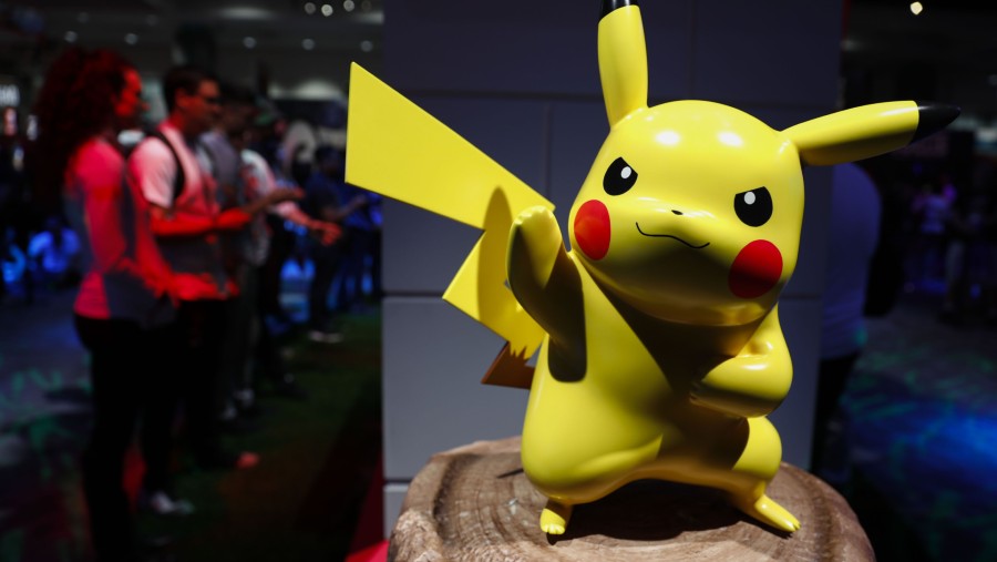 Patung Pikachu berdiri saat peserta bermain Nintendo Co. Pokemon (Patrick T. Fallon/Bloomberg)