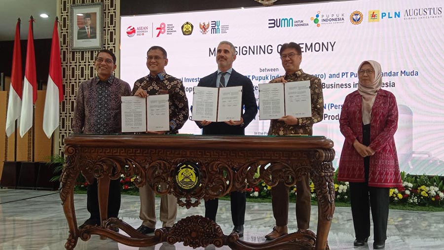 Menteri ESDM melakukan Penandatanganan MoU Lokasi dan Suplai Tenaga Listrik untuk Produksi Hidrogen Hijau. (Bloomberg Technoz/Pramesti Regita Cindy)