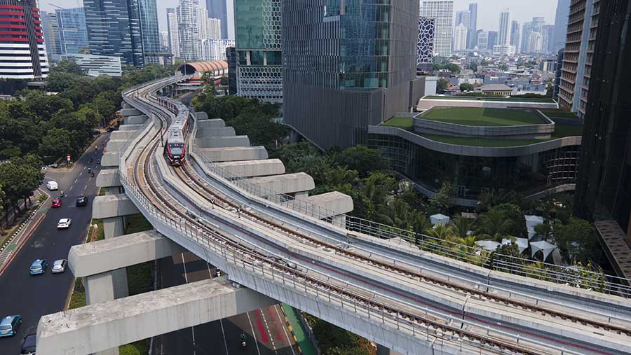 Kereta LRT Jabodebek melintas di kawasan Jakarta, Senin (28/8/2023). (Bloomberg Technoz/ Andrean Kristianto)
