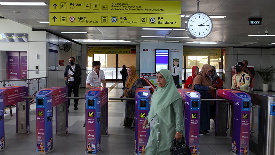 Warga berjalan di stasiun LRT Jabodebek Dukuh Atas, Jakarta, Senin (28/8/2023). (Bloomberg Technoz/ Andrean Kristianto)
