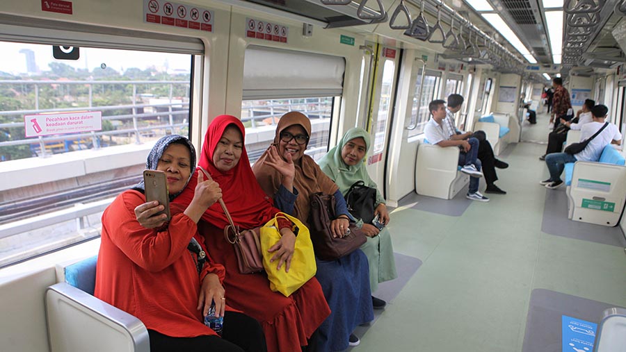 Bahkan sekelomp[ok ibu-ibu sengaja pergi hanya untuk menaiki LRT Jabodebek ini (Bloomberg Technoz/ Andrean Kristianto)