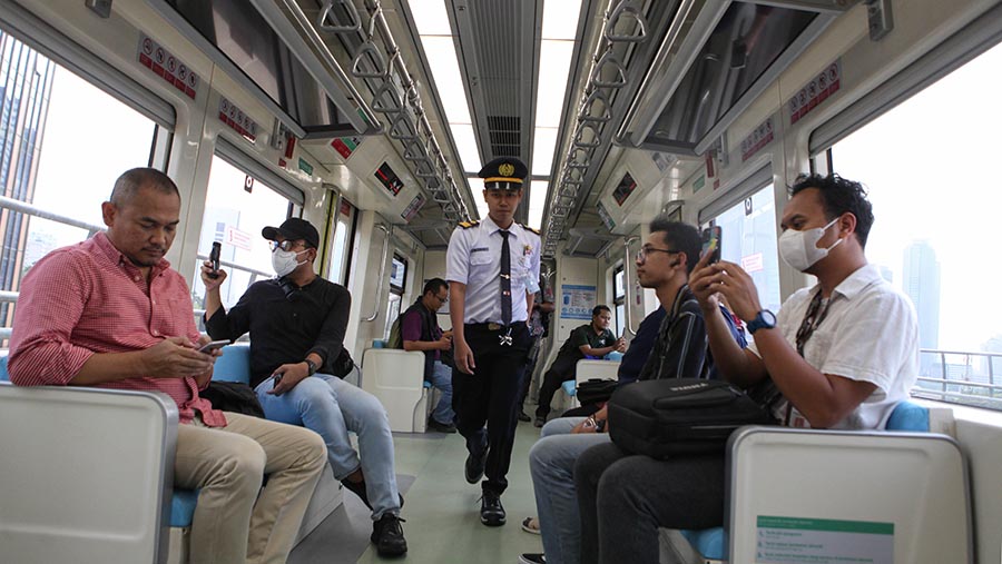 Warga menaiki kereta LRT Jabodebek dihari pertama beroperasi di Jakarta, Senin (28/8/2023). (Bloomberg Technoz/ Andrean Kristianto)