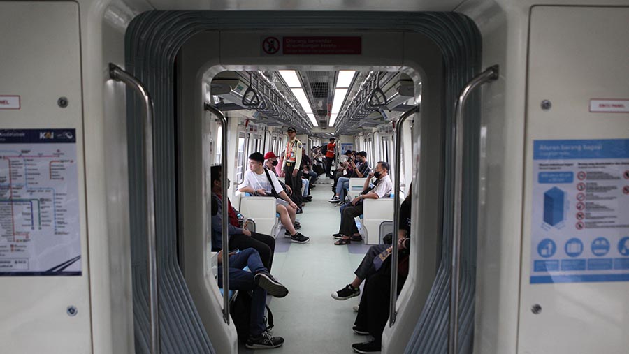 Warga menaiki kereta LRT Jabodebek dihari pertama beroperasi di Jakarta, Senin (28/8/2023). (Bloomberg Technoz/ Andrean Kristianto)
