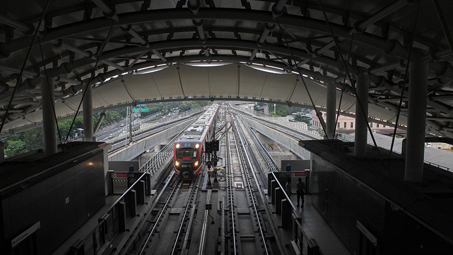 Kereta LRT Jabodebek melintas di stasiun Cawang, Jakarta, Senin (28/8/2023). (Bloomberg Technoz/ Andrean Kristianto)