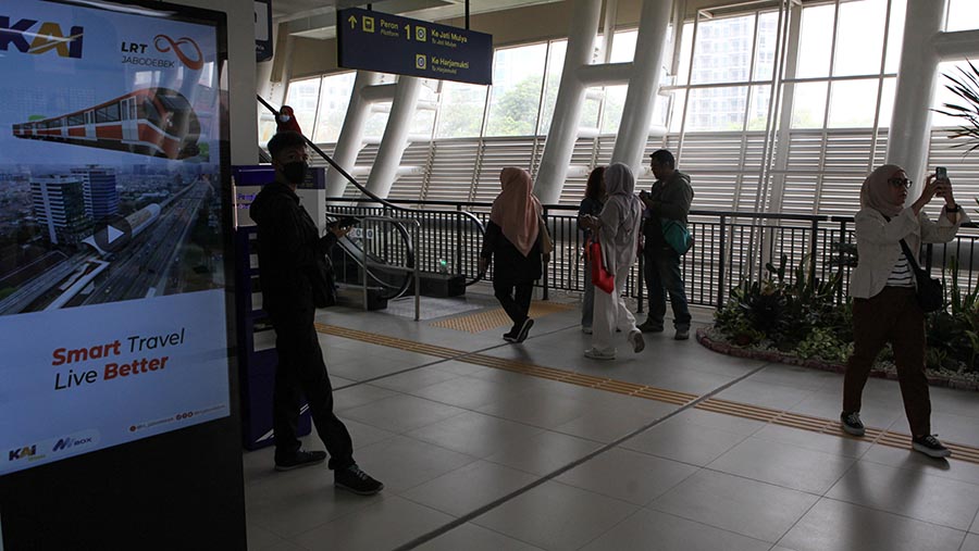 Warga masuk kedalam stasiun LRT Jabodebek Dukuh Atas, Jakarta, Senin (28/8/2023). (Bloomberg Technoz/ Andrean Kristianto)
