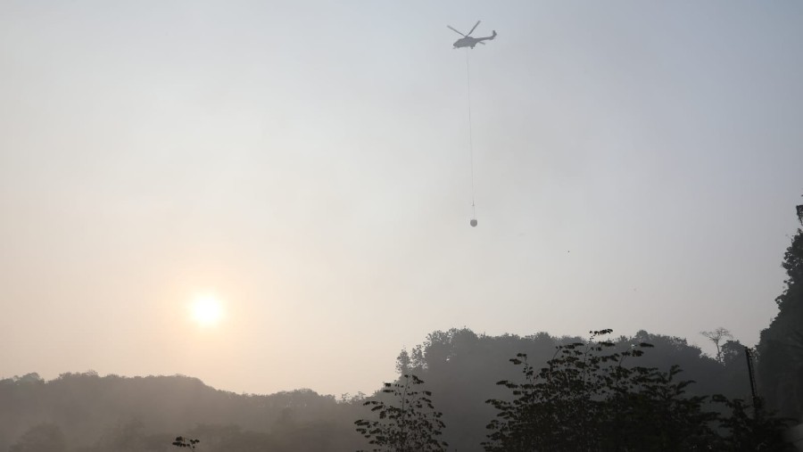 Operasi Pemadaman Kebakaran TPST Sarimukti Bandung oleh Helikopter BNPB (Dok. BNPB)