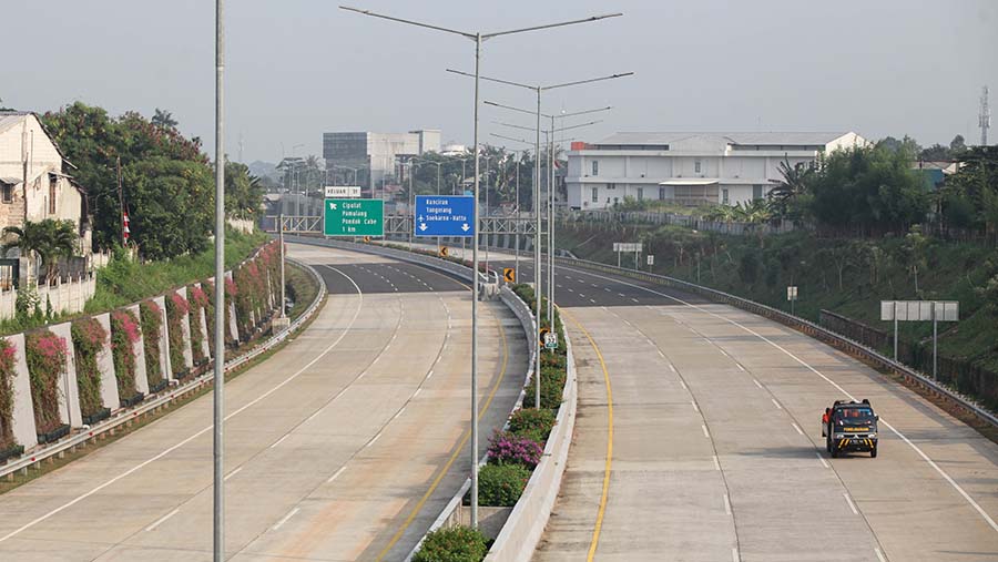 Mobil melintas di Tol Serpong - Cinere ruas Pamulang - Cinere di Pamulang, Selasa (29/8/2023). (Bloomberg Technoz/ Andrean Kristianto)