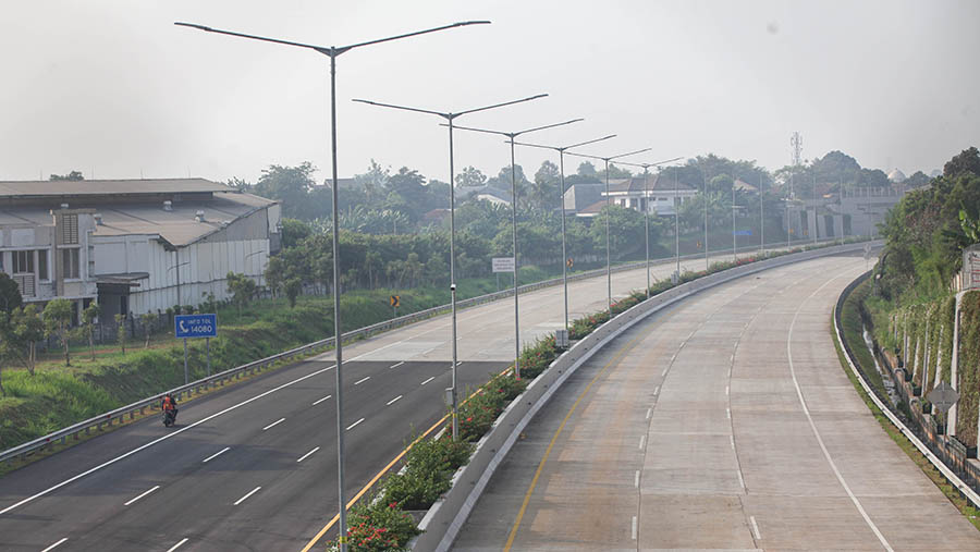 Motor melintas di Tol Serpong - Cinere ruas Pamulang - Cinere di Pamulang, Selasa (29/8/2023). (Bloomberg Technoz/ Andrean Kristianto)