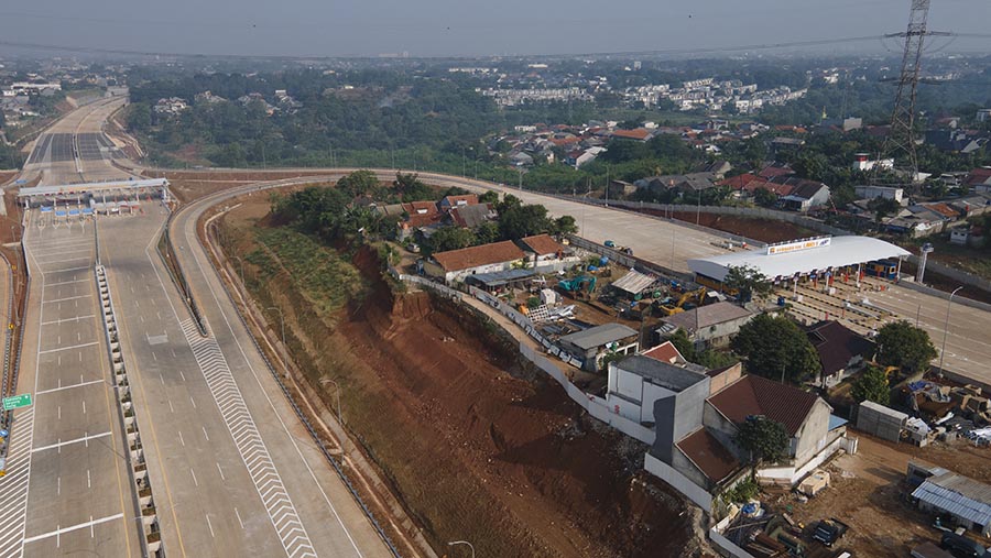 Rencanannya tol ini akan diresmikan pada September mendatang. (Bloomberg Technoz/ Andrean Kristianto)