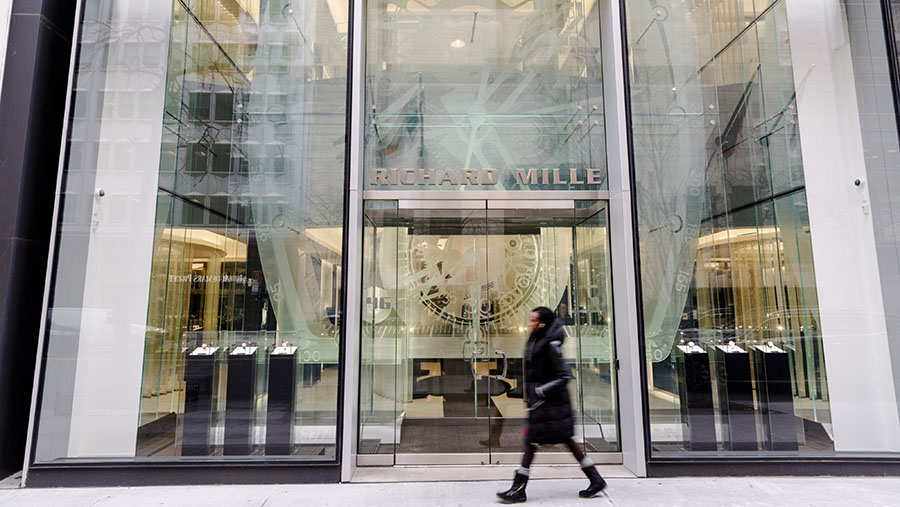 Pejalan kaki berjalan di dekat toko utama Richard Mille di New York, Kamis (21/2/2019). (Mark Abramson/Bloomberg)