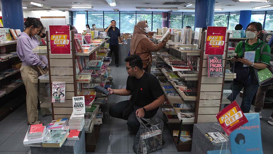 Pengunjung memilih buku di Toko Buku Gunung Agung, Kwitang, Jakarta, Selasa (29/8/2023). (Bloomberg Technoz/ Andrean Kristianto)