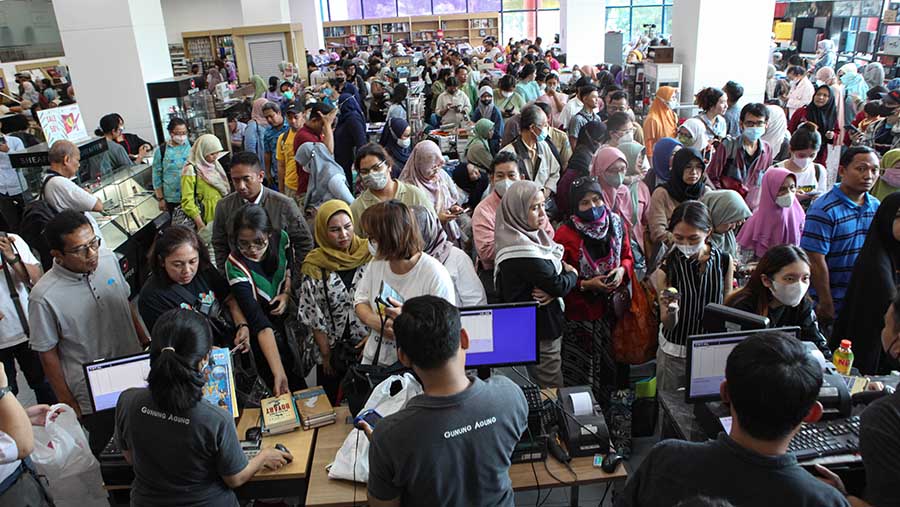 Pengunjung antre untuk melakukan pemabayaran di Toko Buku Gunung Agung, Kwitang, Jakarta, Selasa (29/8/2023). (Bloomberg Technoz/ Andrean Kristianto)