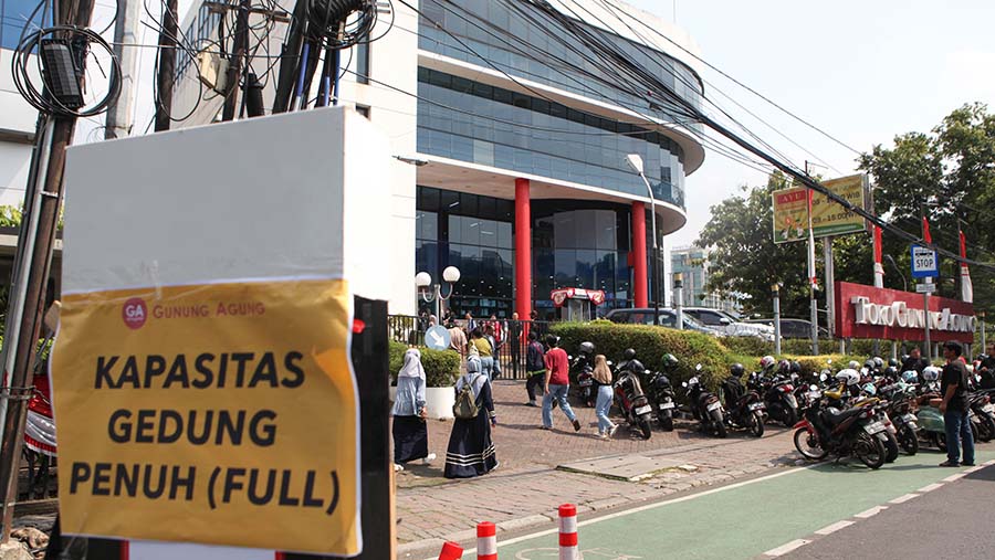 Terdapat tulisan Kapasitas Gedung Penuh (Full) di depan gedung karena membludaknya pembeli. (Bloomberg Technoz/ Andrean Kristianto)