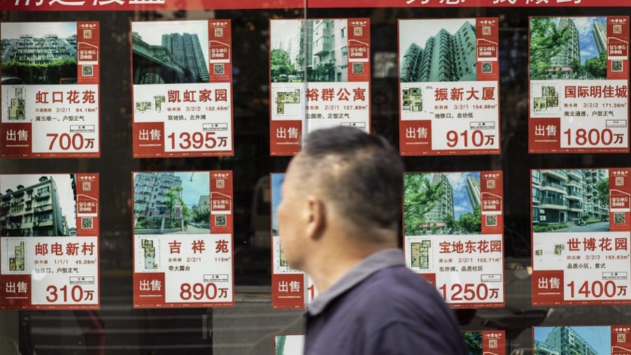 Warga China melihat iklan perumahan (Sumber: Bloomberg)