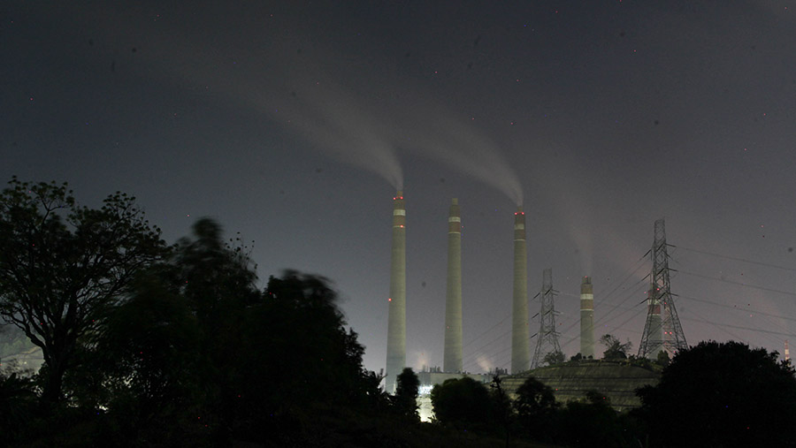 Asap keluar dari cerobong PLTU Suralaya di Merak, Cilegon, Banten, Rabu (30/8/2023). (Bloomberg Technoz/ Andrean Kristianto)