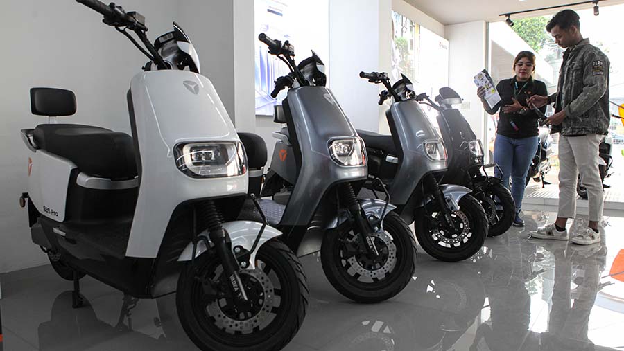 Calon pembeli melihat motor listrik Yadea di Jakarta, Kamis (31/8/2023). (Bloomberg Technoz/ Andrean Kristianto)