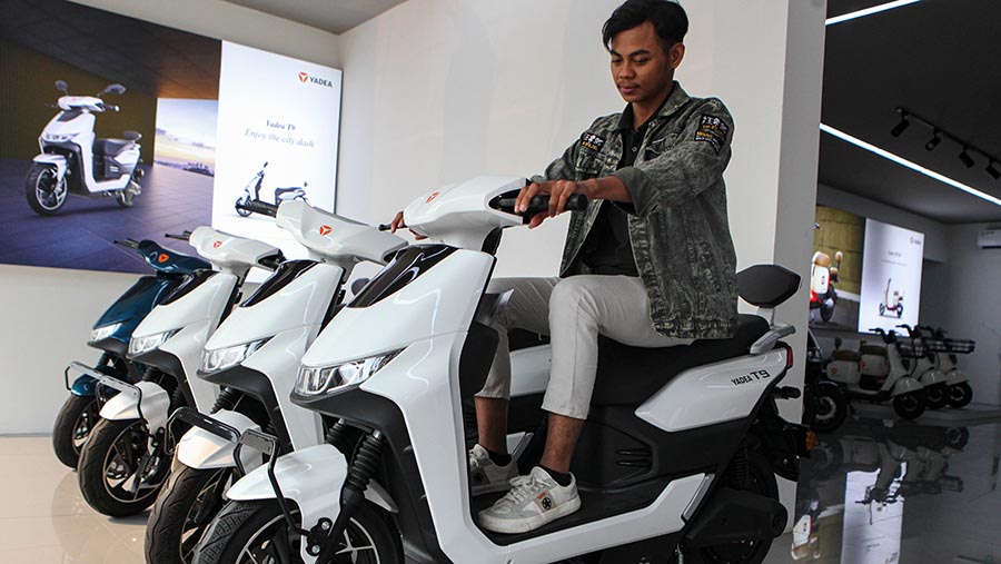 Calon pembeli melihat motor listrik Yadea di Jakarta, Kamis (31/8/2023). (Bloomberg Technoz/ Andrean Kristianto)