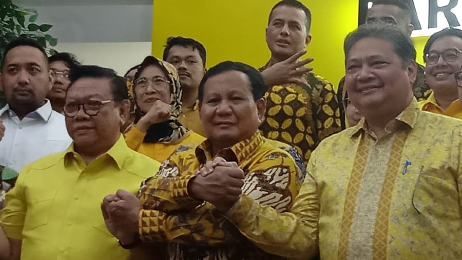 Prabowo Subianto dan Airlangga Hartarto di DPP Golkar, Jakarta (Bloomberg Technoz/Pramesti Regita Cindy)