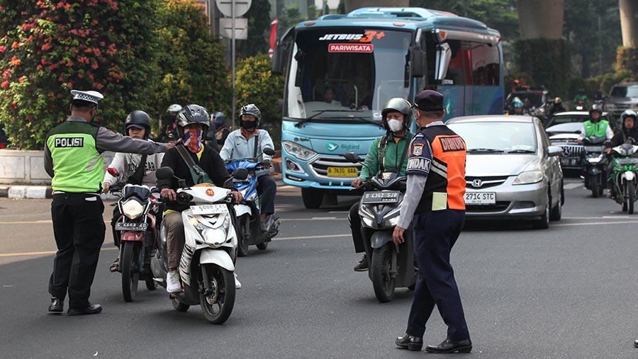 Kewajiban uji emisi diberikan pada kendaraan pribadi, baik mobil atau motor yang berusia di atas 3 tahun. (Bloomberg Technoz/ Andrean Kristianto)