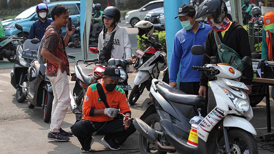 Tilang motor ditetapkan sebesar Rp250.000, sementara mobil sebesar Rp500.000. (Bloomberg Technoz/ Andrean Kristianto)