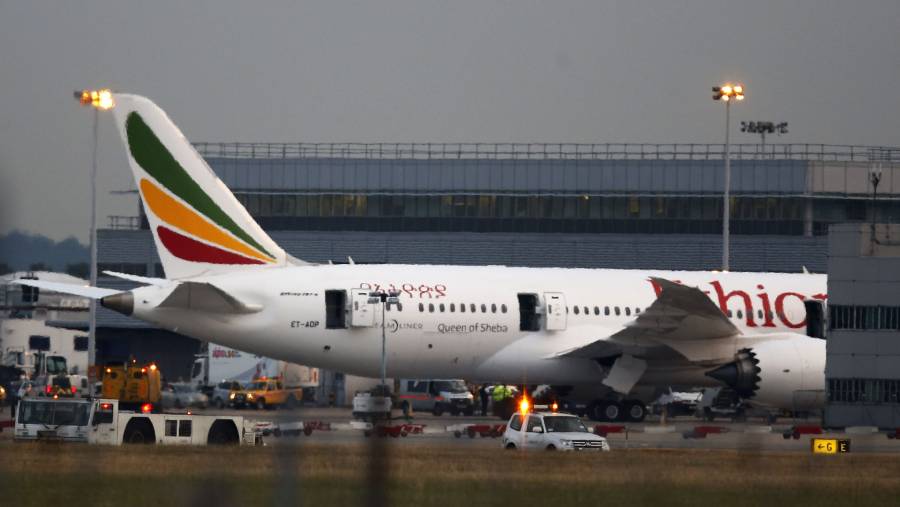 Ethiopian Airlines yang mendarat di Hong Kong saat topan Saola. (Bloomberg)