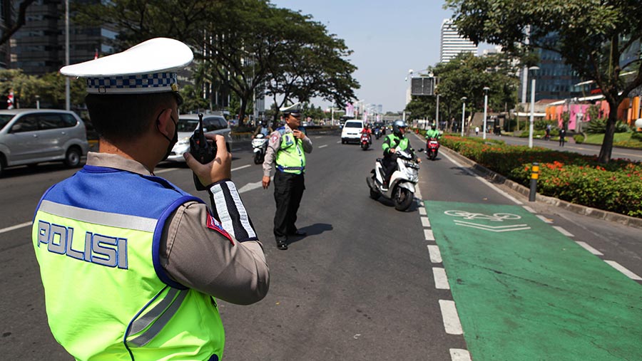 Polisi berjaga di jalur delegasi KTT ASEAN melintas di kawasan Jenderal Sudirman, Jakarta, Senin (4/9/2023). (Bloomberg Technoz/ Andrean Kristianto)