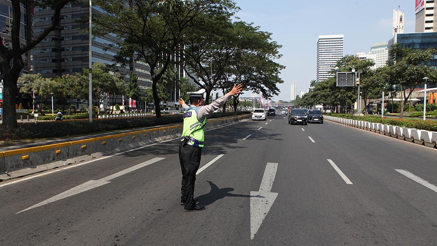 Polisi melakukan sistem buka-tutup jalan KTT ASEAN di kawasan Jenderal Sudirman, Jakarta, Senin (4/9/2023). (Bloomberg Technoz/Andrean Kristianto)