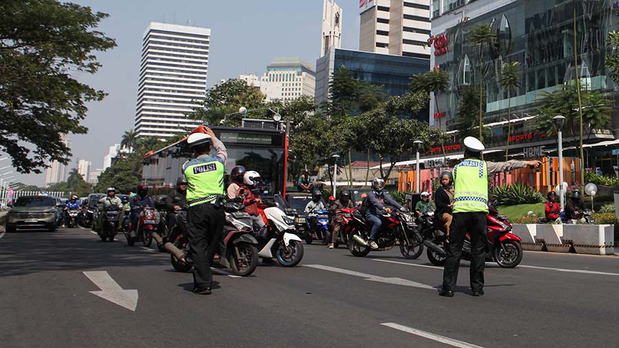 Polisi melakukan sistem buka-tutup jalan KTT ASEAN di kawasan Jenderal Sudirman, Jakarta, Senin (4/9/2023). (Bloomberg Technoz/Andrean Kristianto)

