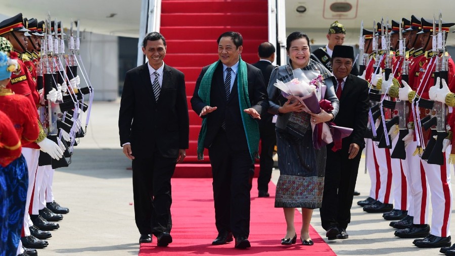 PM Laos Sonexay Siphandone beserta istrinya tiba di Indonesia untuk hadiri KTT ASEAN (BPMI Setpres)