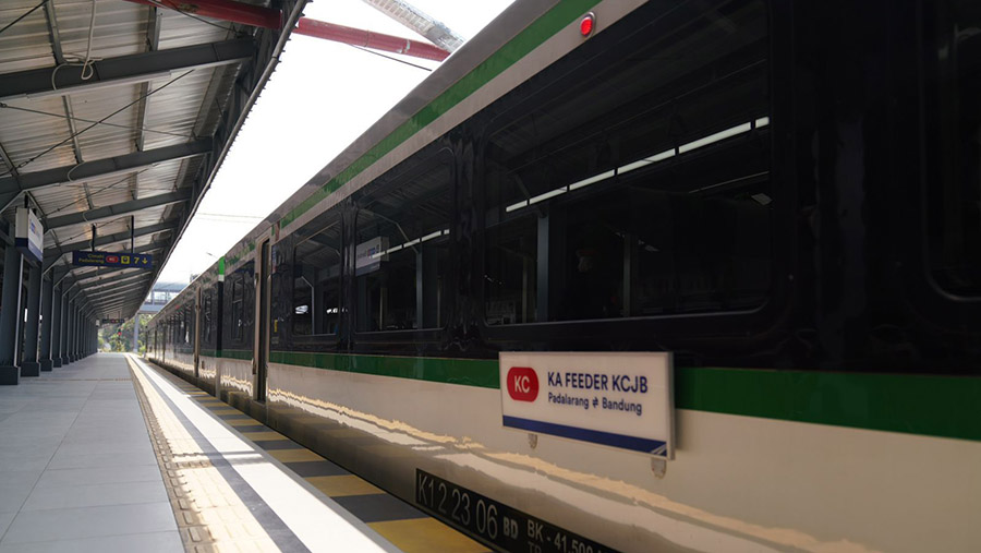 KA Feeder, Kereta Cepat Jakarta-Bandung (KCJB) di Stasiun Padalarang. (DOK. KCIC)
