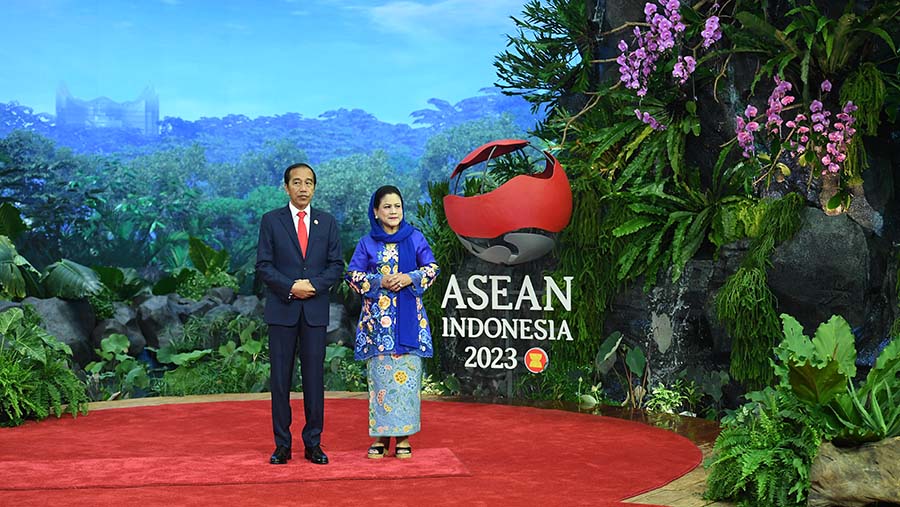 Presiden Jokowi menunggu kedatangan tamu KTT ASEAN ke-43 di JCC, Selasa (5/9/2023). (Media Center of The ASEAN Summit 2023/Aditya Pradana Putra)