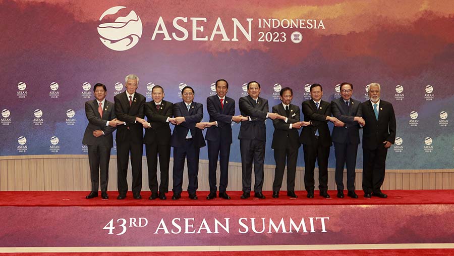 Presiden Jokowi berfoto sebelum KTT ASEAN ke-43 (Plenary Session) di Jakarta, Selasa (5/9/2023). (Media Center KTT ASEAN 2023/Dwi Prasetya)