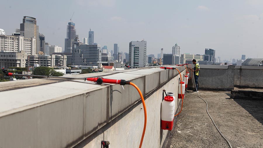 Penyemprotan kabut air (water mist) di atap Gedung Kantor Wali Kota Jakarta Pusat, Gambir, Selasa (5/9/2023). (Bloomberg Technoz/ Andrean Kristianto)