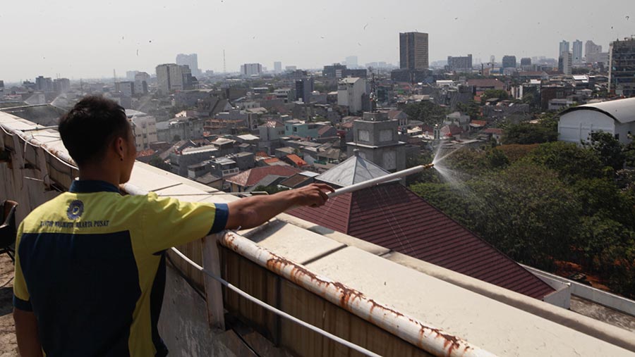 Penyemprotan kabut air (water mist) di atap Gedung Kantor Wali Kota Jakarta Pusat, Gambir, Selasa (5/9/2023). (Bloomberg Technoz/ Andrean Kristianto)