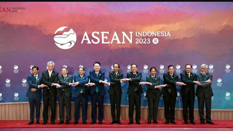 Para pemimpin negara ASEAN dengan Presiden Korea Selatan Yoon Suk-yeol pada KTT ASEAN-Korsel ke-24. (Dok. ASEAN)