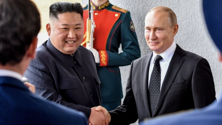 Kim Jong Un dan Vladimir Putin (Sumber: Bloomberg)