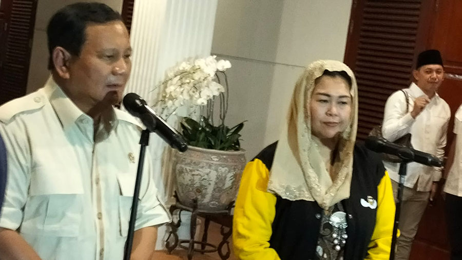 Prabowo Subianto dan Yenny Wahid usai mengadakan pertemuan  di Kertanegara, Jakarta Selatan, Rabu (6/9/2023). (Bloomberg Technoz/ Sultan Ibnu Affan)