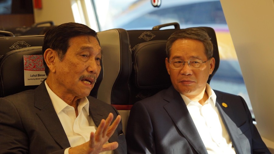 Menko Marves Luhut Pandjaitan dan Perdana Menteri Tiongkok Li Qiang di kereta cepat Jakarta-Bandung (Humas KCIC)