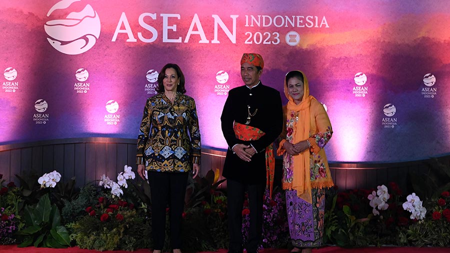 Presiden Jokowi dan Wapres AS Kamala Harris sebelum Gala Dinner KTT ASEAN di Plataran, Rabu (6/9). (Media Center KTT ASEAN 2023/Aditya Pradana Putra)