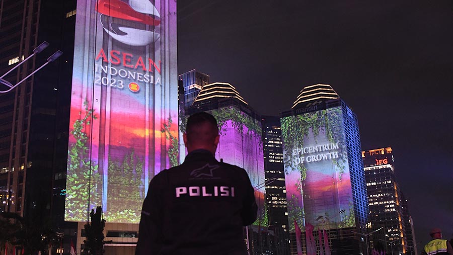 Pertunjukan video mapping juga mnejadi salah satu pertunjukkan bagi para tamu undangan. (Media Center KTT ASEAN 2023/Dhoni Setiawa)