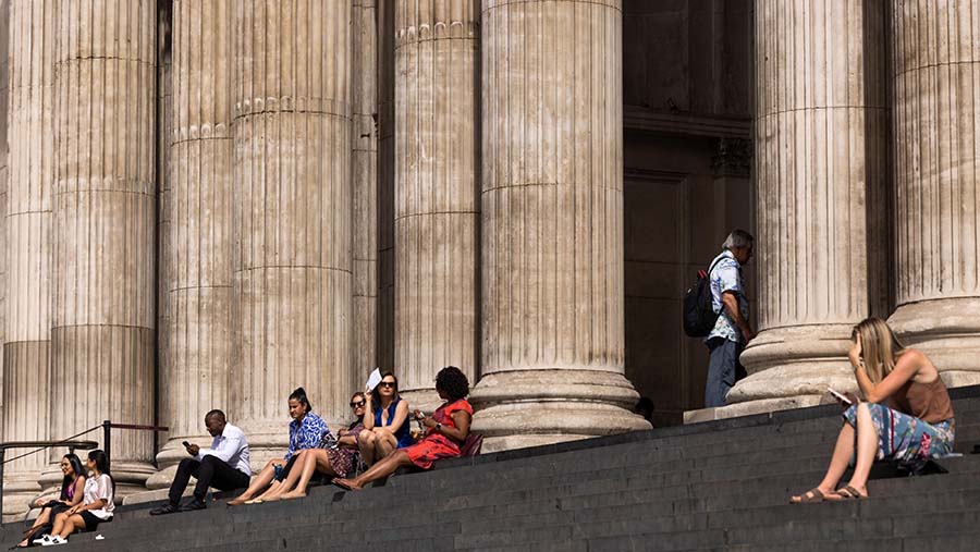 Badan Keamanan Kesehatan Inggris Raya mengeluarkan peringatan risiko bagi mereka yang lebih rentan terhadap panas. (Chris Ratcliffe/Bloomberg)