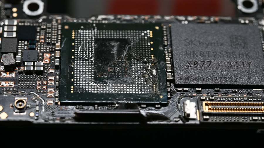 Pembongkaran Huawei ditemukan cip memori Hynix. (Dok: Bloomberg)