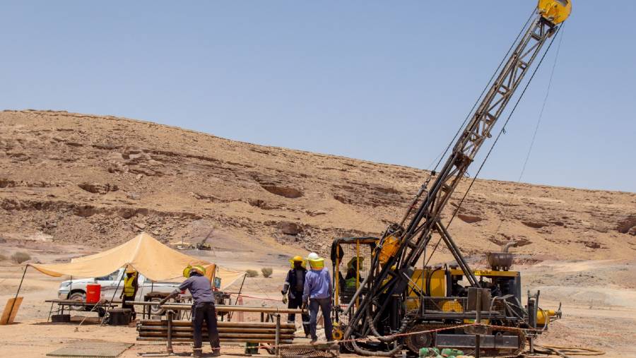 Sampel pengeboran rig di lokasi penambangan Khnaiguiyah, Arab Saudi pada 10 Juli. (Fotografer: Tasneem Alsultan/Bloomberg)