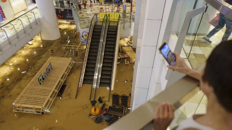 Sebuah mall di kawasan Wong Tai Sin, Hong Kong kebanjiran. (Sumber: Bloomberg)