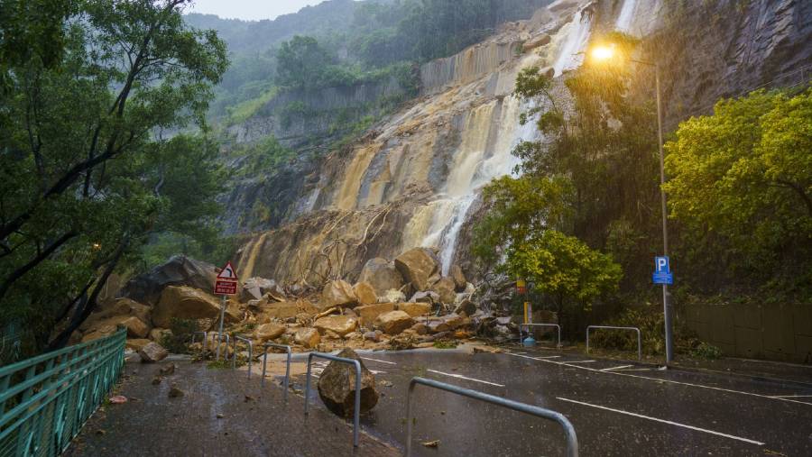 Tanah longsor terjadi di Hong Kong akibat hujan lebat. (Sumber: Bloomberg)