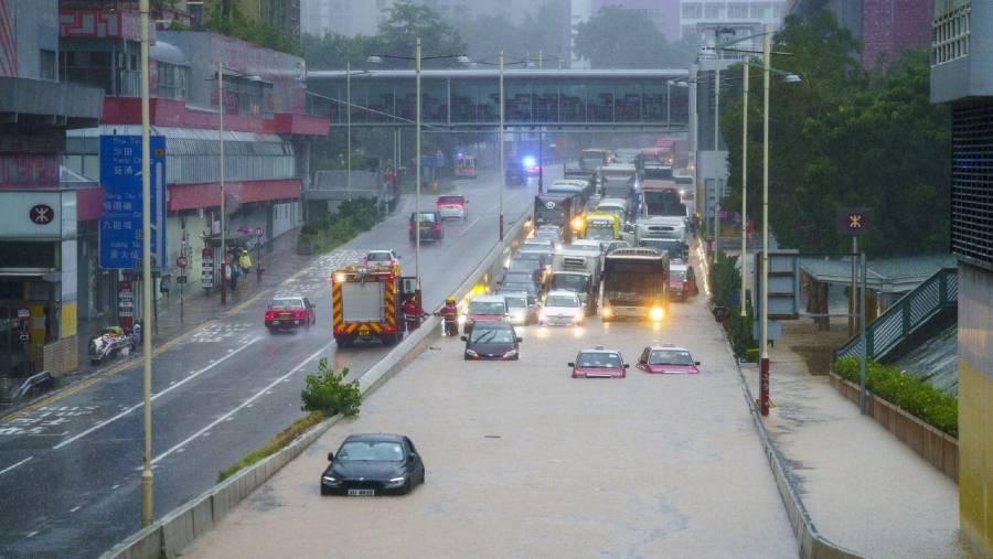 Kendaraan terjebak banjir saat hujan lebat di Hong Kong. (Sumber: Bloomberg)