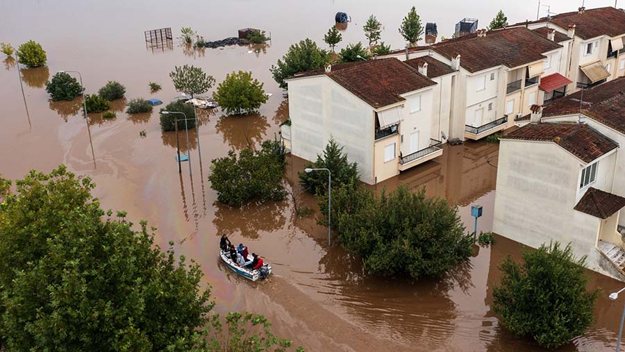 Warga dengan perahu melintasi banjir usai Badai Daniel di Farkadona, Trikala, Yunani, Kamis (7/9/2023). (Konstantinos Tsakalidis/Bloomberg)