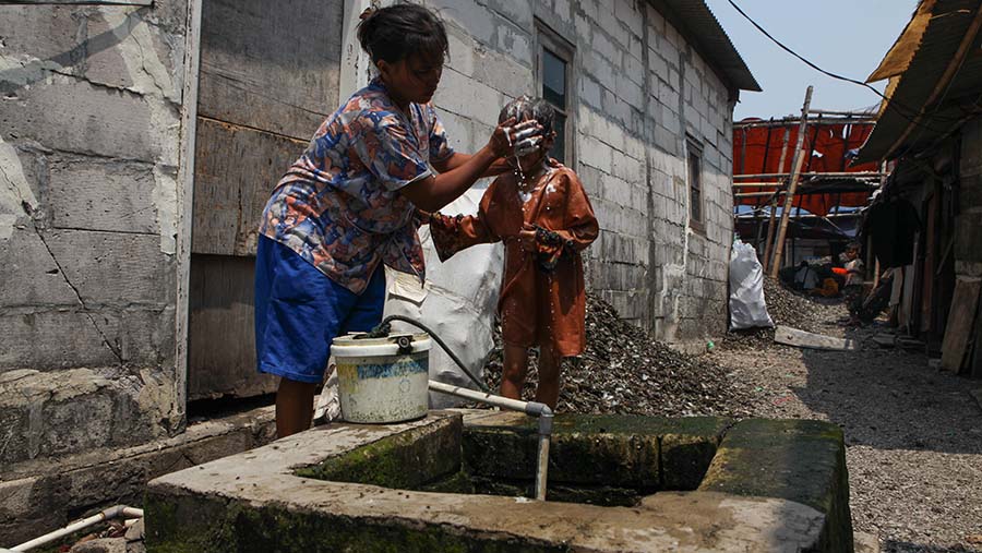 Air sumur yang keruh kadang digunakan warga untuk mandi dan cuci piring. (Bloomberg Technoz/ Andrean Kristianto)